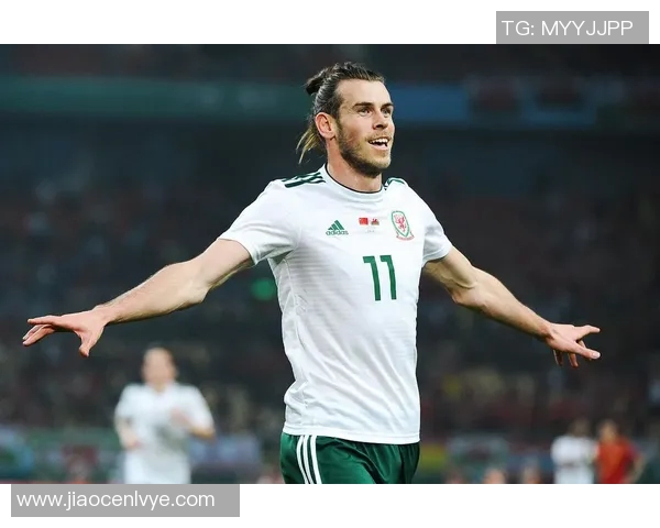 《足坛巨星揭密幕后生活 球场外的心路历程与成长故事》